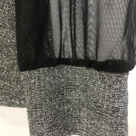 Camisa entallada de purpurina gris y negra con fruncido