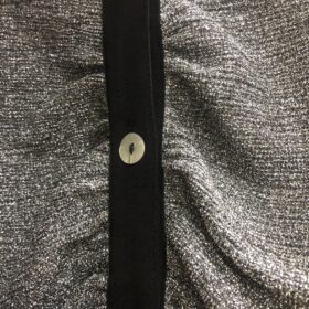 Camisa entallada de purpurina gris y negra con fruncido