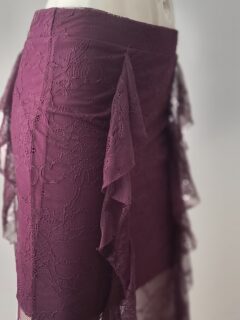 Falda larga de encaje granate  estilo sirena