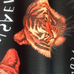 Vestido corto negro con caras de tigre de colores