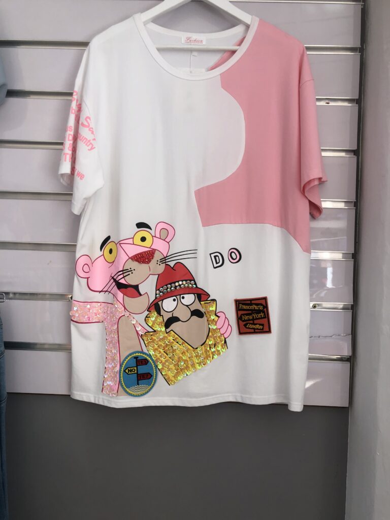 Camiseta pantera rosa con detalles y lentejuelas