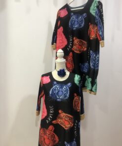Vestido corto negro con caras de tigre de colores