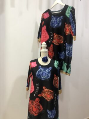 Vestido corto negro con caras de tigre de colores