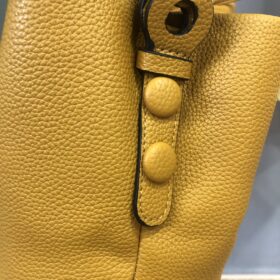Bolso trenzado mostaza pequeño de polipiel ajustable