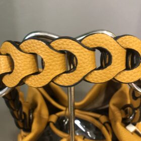 Bolso trenzado mostaza pequeño de polipiel ajustable