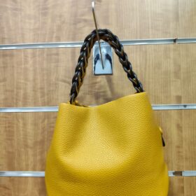 Bolso trenzado mostaza pequeño de polipiel ajustable