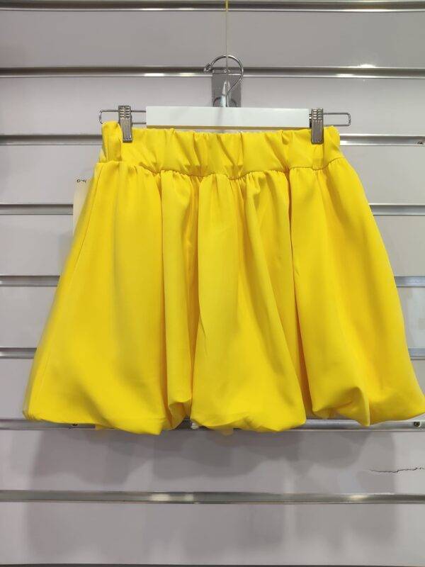 Falda cortita forma globo