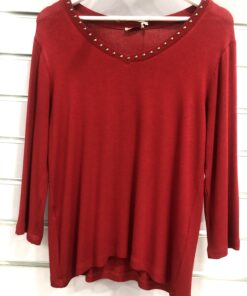 Alternative view of Jersey rojo con escote pico y tachuelas – Ego Italia