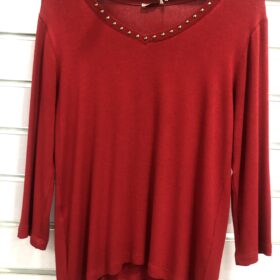 Jersey rojo con escote pico y tachuelas – Ego Italia