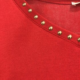 Jersey rojo con escote pico y tachuelas – Ego Italia