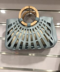 Bolso azul pastel con asas de madera y calado – Primavera Verano