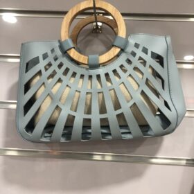 Bolso azul pastel con asas de madera y calado – Primavera Verano