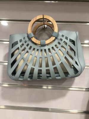 Bolso azul pastel con asas de madera y calado – Primavera Verano