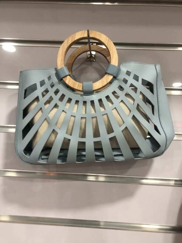 Bolso azul pastel con asas de madera y calado – Primavera Verano