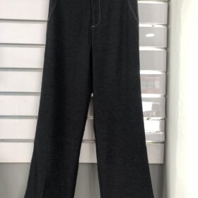 Conjunto vaquero chaleco entallado y pantalón recto elegante
