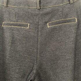 Conjunto vaquero chaleco entallado y pantalón recto elegante