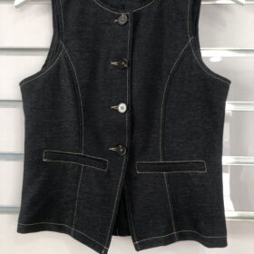 Conjunto vaquero chaleco entallado y pantalón recto elegante