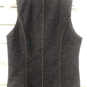 Conjunto vaquero chaleco entallado y pantalón recto elegante
