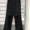 Conjunto vaquero chaleco entallado y pantalón recto elegante