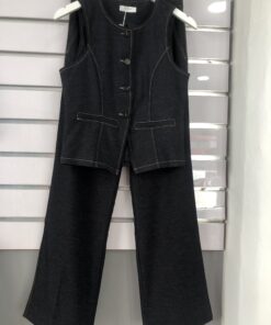 Conjunto vaquero chaleco entallado y pantalón recto elegante