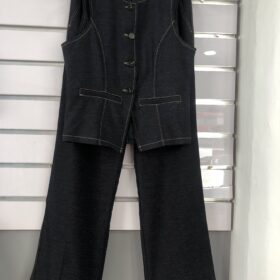 Conjunto vaquero chaleco entallado y pantalón recto elegante
