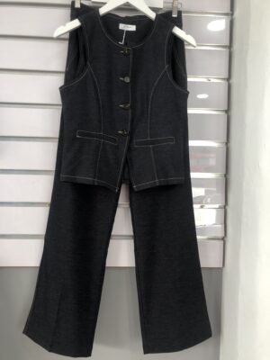Conjunto vaquero chaleco entallado y pantalón recto elegante