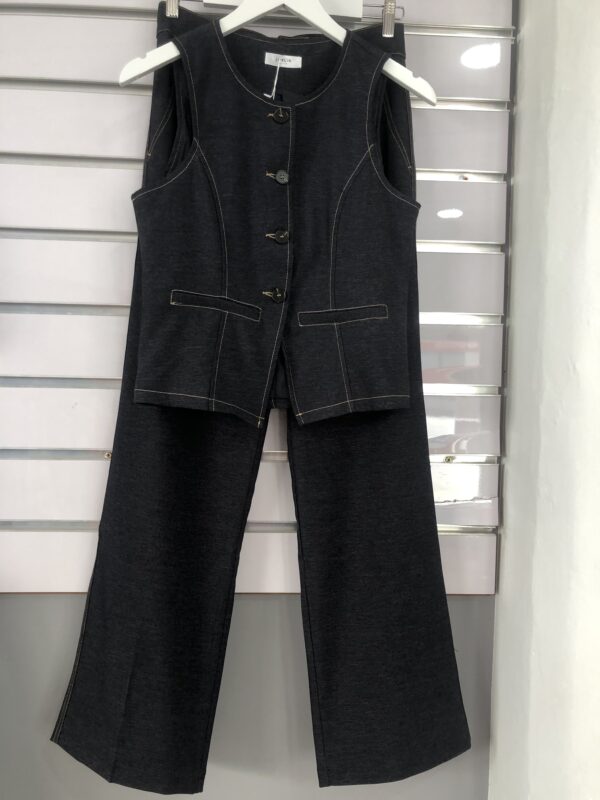 Conjunto vaquero chaleco entallado y pantalón recto elegante