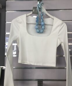 Top blanco corto de manga larga con escote cuadrado