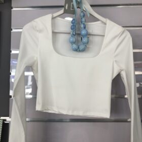 Top blanco corto de manga larga con escote cuadrado