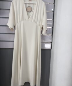 Vestido Largo Beige con Escote Pico Sexy – Elegancia Verano