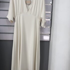 Vestido Largo Beige con Escote Pico Sexy – Elegancia Verano