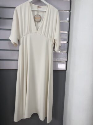 Vestido Largo Beige con Escote Pico Sexy – Elegancia Verano