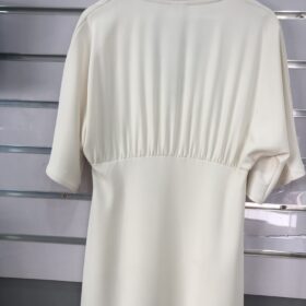 Vestido Largo Beige con Escote Pico Sexy – Elegancia Verano
