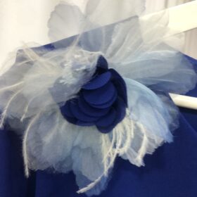 Vestido de Gasa Azul Eléctrico con Flor