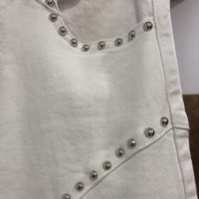 Vaquero Recto Blanco con Tachuelas – Estilo Tendencia Mujer