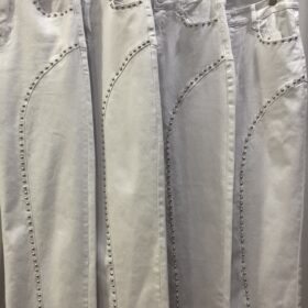 Vaquero Recto Blanco con Tachuelas – Estilo Tendencia Mujer