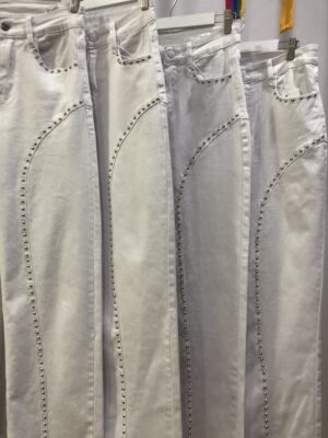 Vaquero Recto Blanco con Tachuelas – Estilo Tendencia Mujer