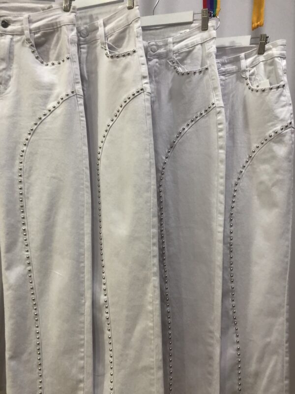Vaquero Recto Blanco con Tachuelas – Estilo Tendencia Mujer