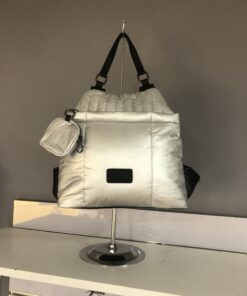 Mochila plateada metalizada con bolsito