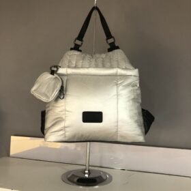 Mochila plateada metalizada con bolsito