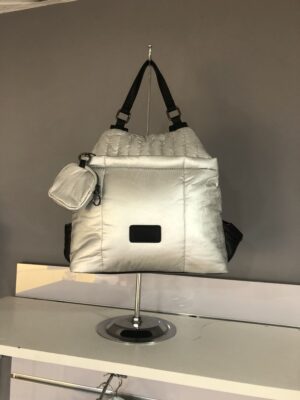 Mochila plateada metalizada con bolsito