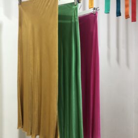 Falda de Raso Mostaza Satinada con Brillo y Caída Fluida