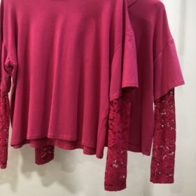 Jersey oversize fucsia con mangas de encaje