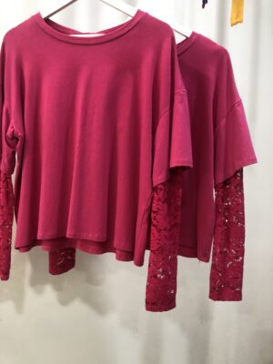 Jersey oversize fucsia con mangas de encaje
