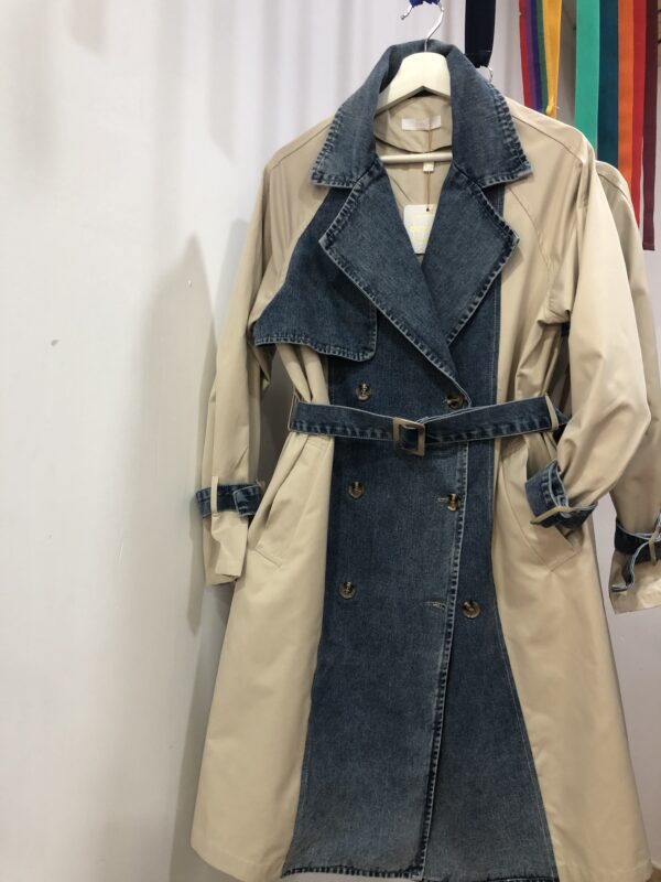 Gabardina Beige con Vaquero Elástica – Estilo Casual Chic