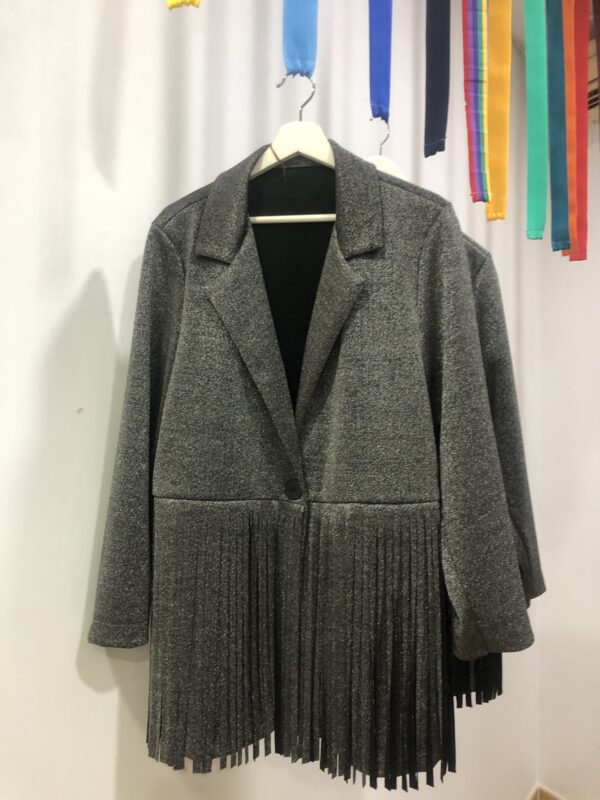 Americana oversize plata con brillo y flecos