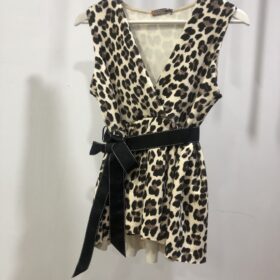 Jersey animal print beige con escote en V y lazada cintura