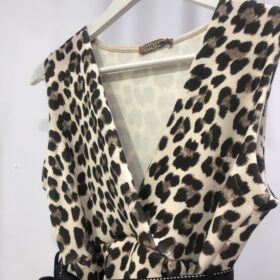Jersey animal print beige con escote en V y lazada cintura