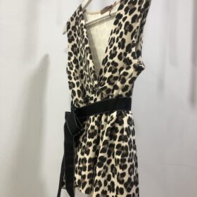 Jersey animal print beige con escote en V y lazada cintura