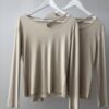 Jersey beige elegante con cadena dorada